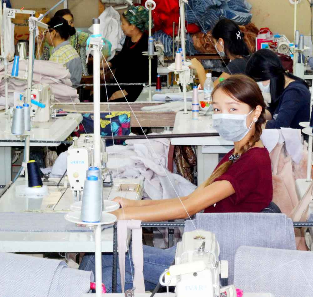 Фабрика киргизия одежда. Производство одежды. Самые крупные Швейные производства в Киргизии. Мастер швейного цеха как одеваться. Производство одежды схема + фото производства в одной картинке.