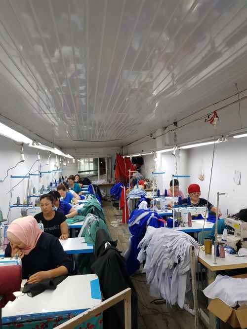 Фабрика киргизия одежда. Швейный цех. Швейный цех Кыргызстан. Фабрика по пошиву одежды. Пошивочные цеха в Киргизии.